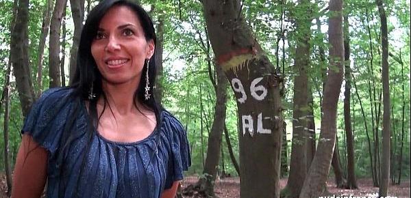  Georgous amateur exhib milf gets rendez vous in a wood before anal sex at home